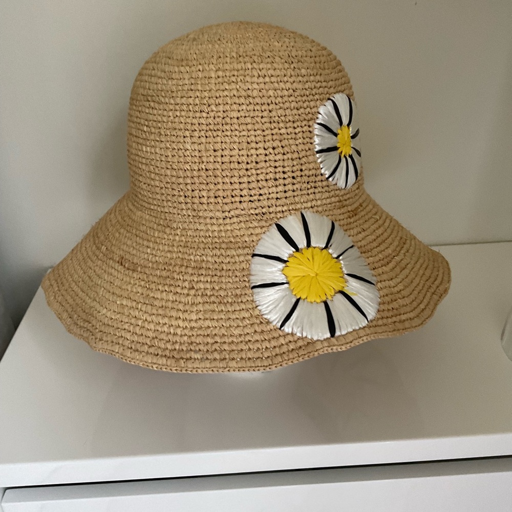 A Dupatta straw hat